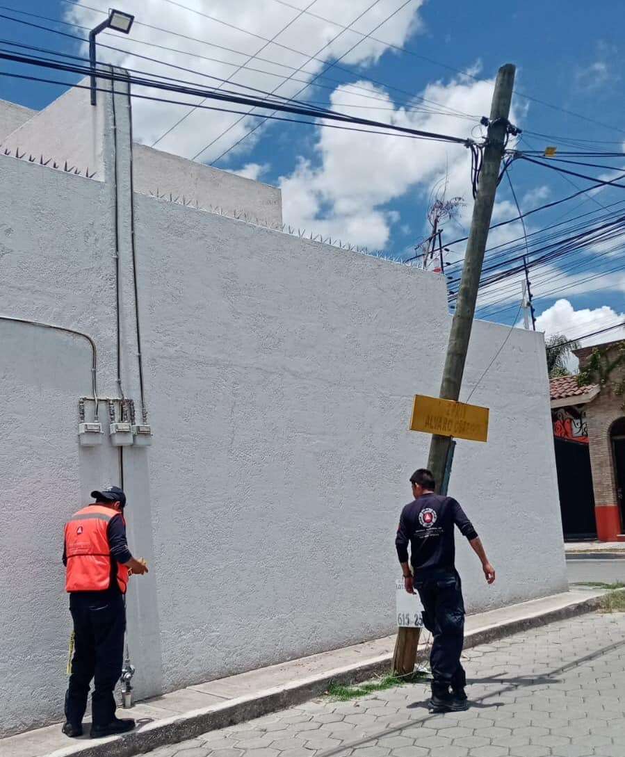 En Cholula, Protección Civil acordona un  poste