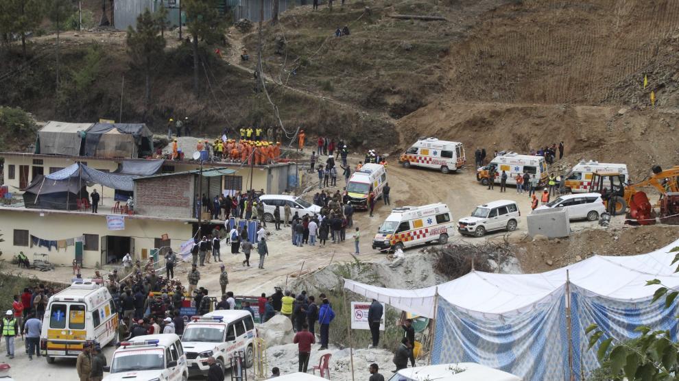 Rescatan a 41 trabajadores atrapados en un túnel en el norte de la India