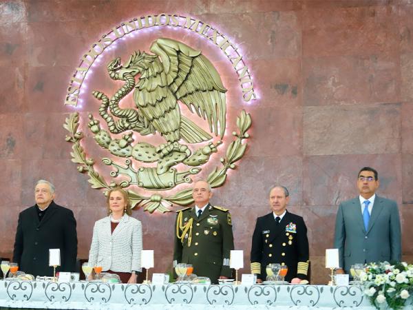 En Oriental, AMLO y Sergio Salomón presiden Ceremonia por Día del Ejército Mexicano