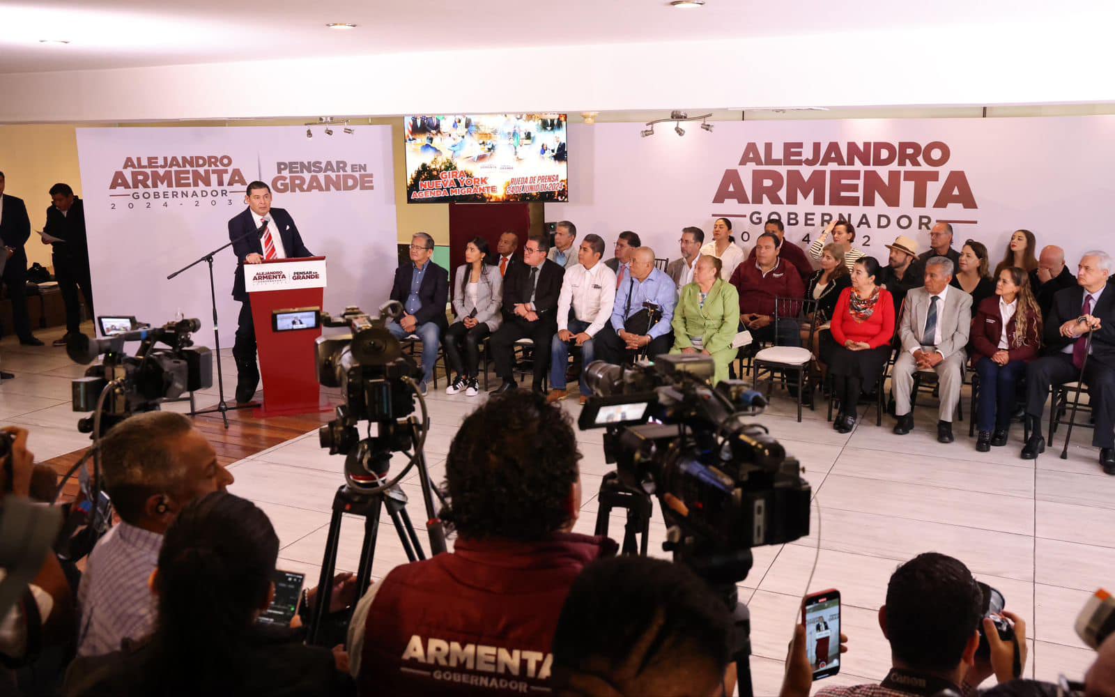 Armenta busca que los poblanos presentes en el extranjero puedan votar y ser votados